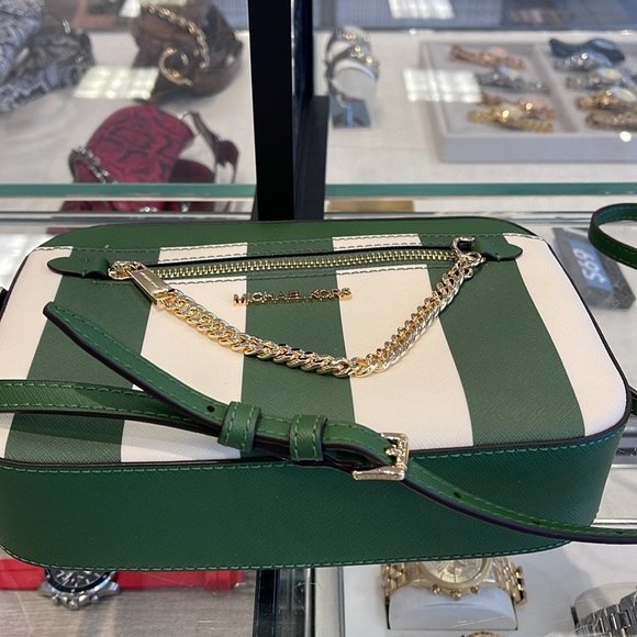 MICHAEL KORS
Jet Set Large EW Zip Chain XBody Saffiano Leather Crossbody Bag
NWT - Picture 10 of 16